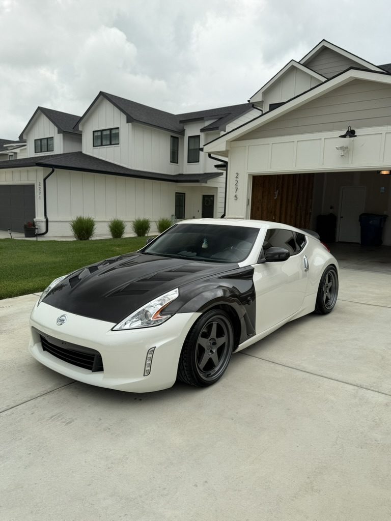 Nissan 370Z, mobile detailed by Blue Badge Customs in Lawrence, Kansas