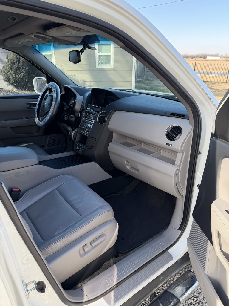 After: Honda Pilot interior, mobile detailed by Blue Badge Customs in Lawrence, Kansas